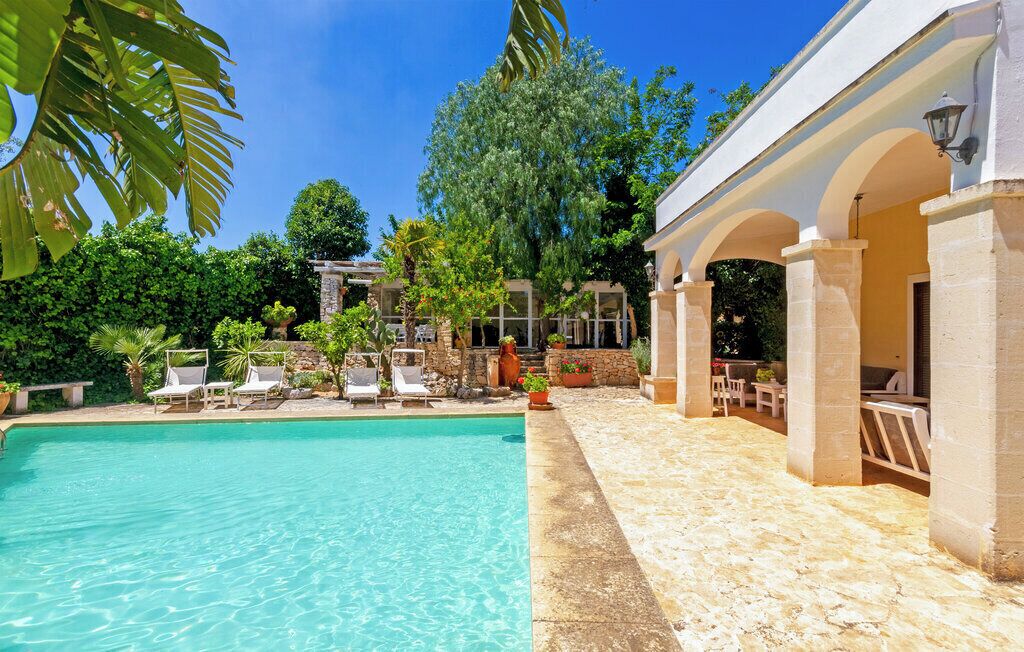 Piscine extérieure (ouverte en saison), parasols de plage