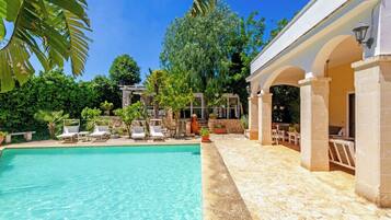 Una piscina al aire libre de temporada (de 09:30 a 17:30), sombrillas