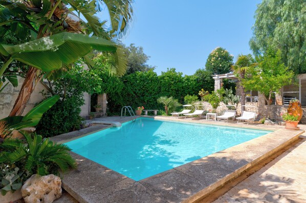 Piscine extérieure (ouverte en saison), parasols de plage
