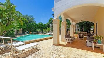 Una piscina al aire libre de temporada (de 09:30 a 17:30), sombrillas