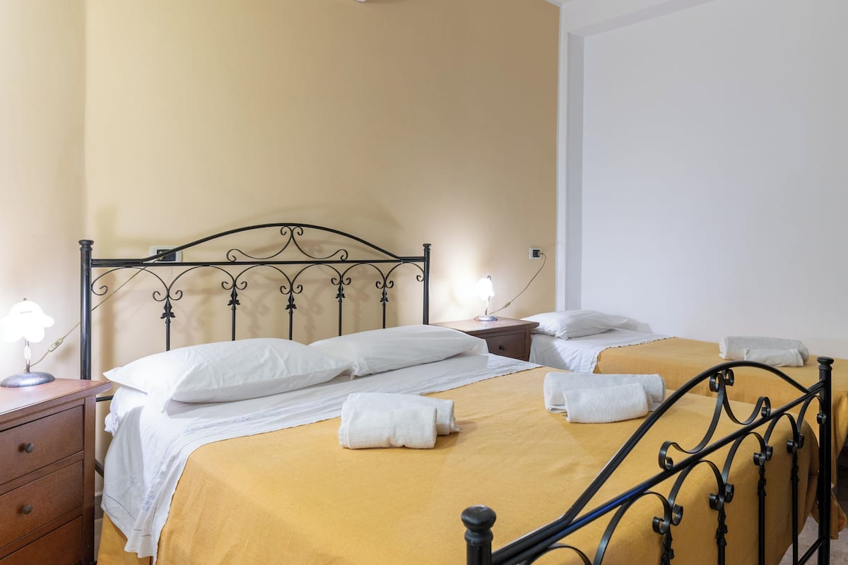 Exclusief appartement, 1 slaapkamer, airconditioning, uitzicht op tuin | 1 slaapkamer, Italiaanse Frette-lakens, luxe beddengoed