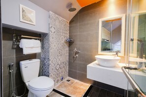 Ducha, artículos de tocador gratuitos, pantuflas, toallas