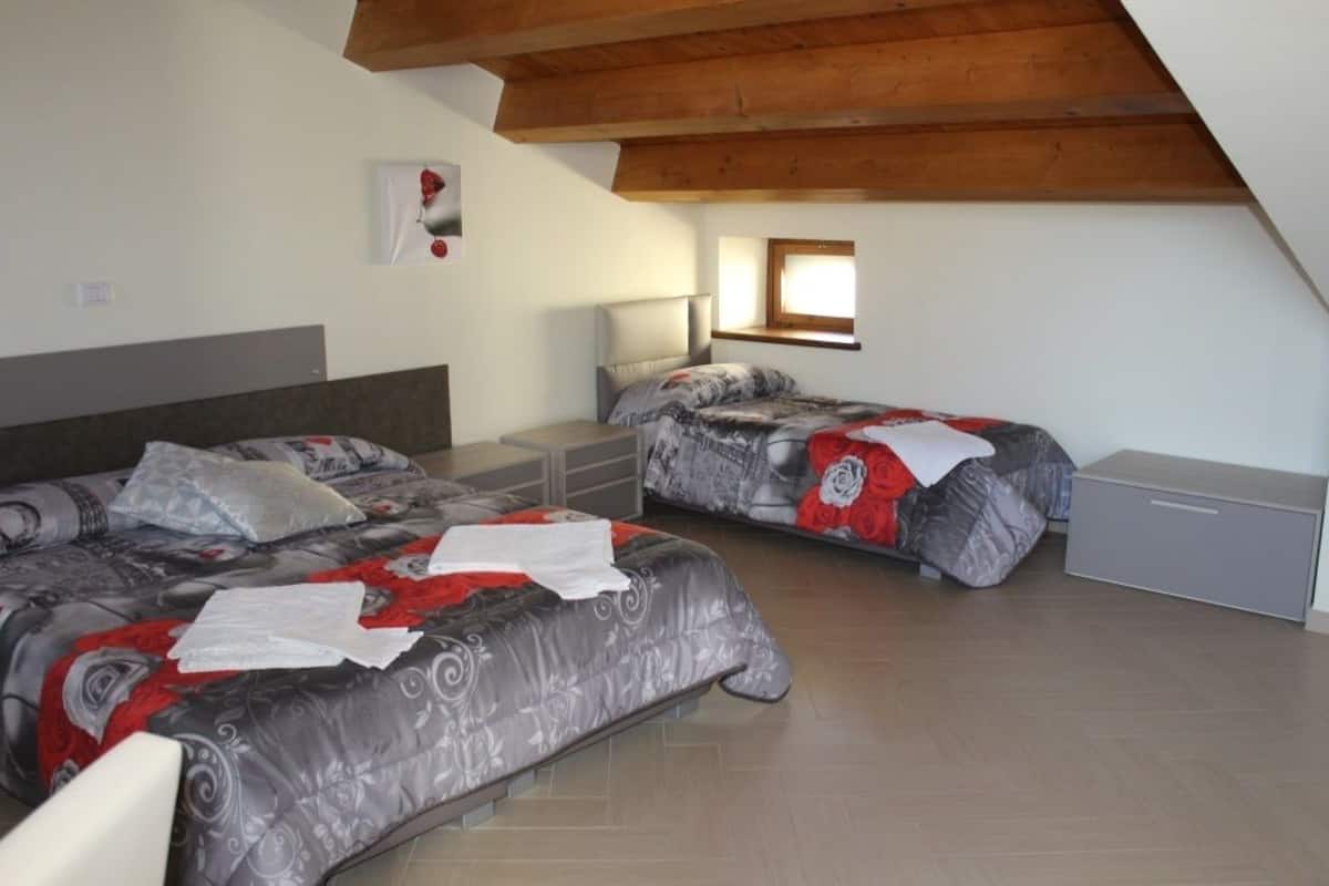 Quadruple Room | Meja, Wi-fi percuma, cadar katil