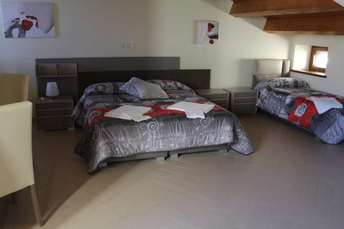Triple Room | Meja, Wi-fi percuma, cadar katil