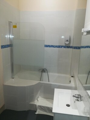 Articles de toilette (gratuits), serviettes fournies