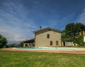 Seasonal outdoor pool, free pool cabanas, pool umbrellas - B&B dell'Aviatore (Narni)