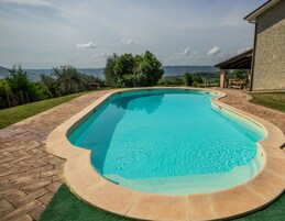 Seasonal outdoor pool, free cabanas, pool umbrellas