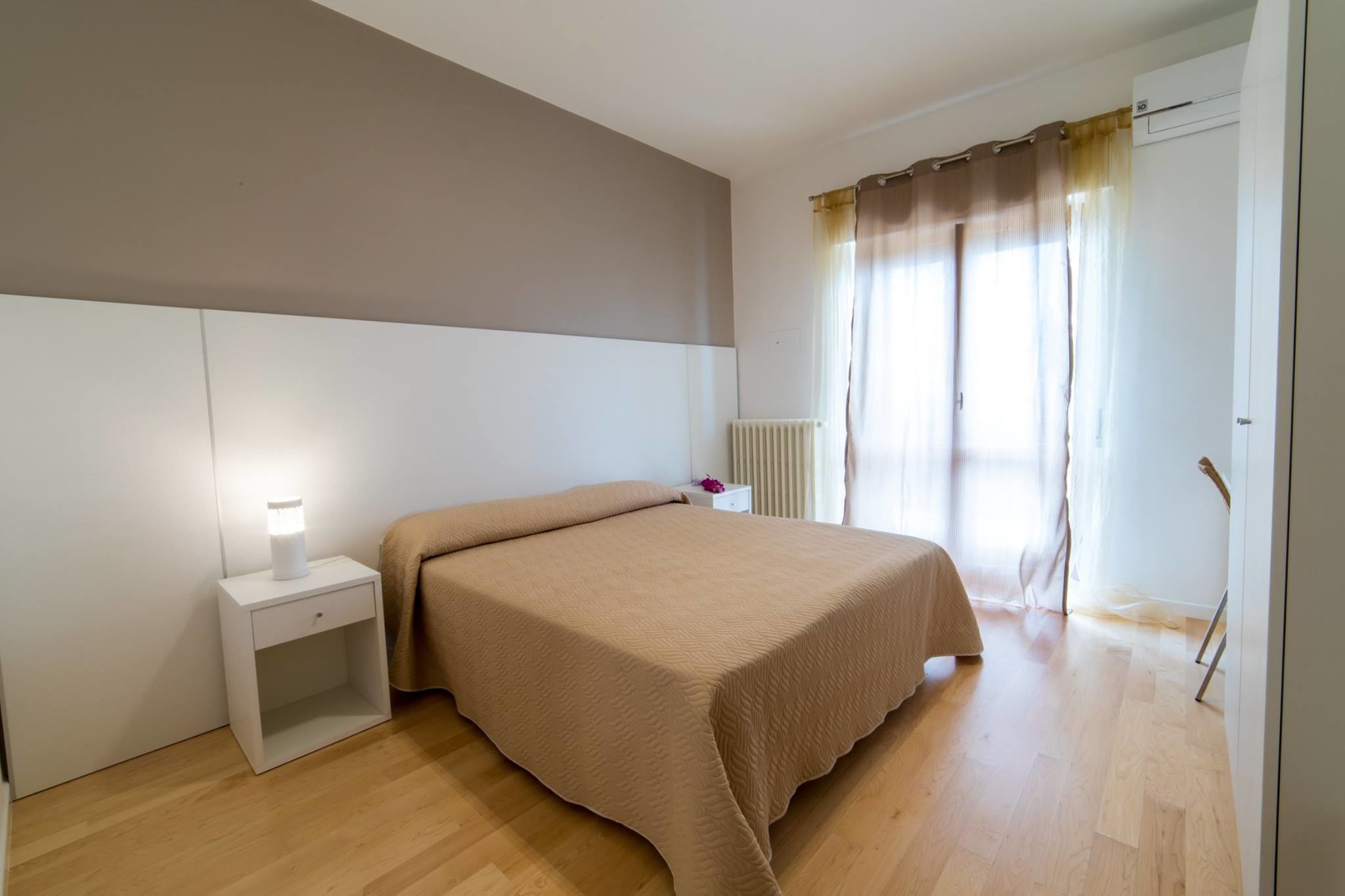 Quarto casal família, vista para o jardim | Escrivaninha, Wi-Fi de cortesia, roupa de cama