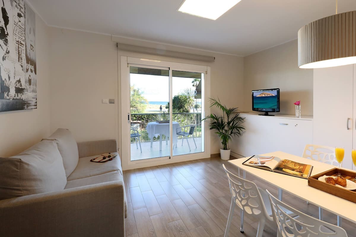 Premium-Apartment, 1 Schlafzimmer, Balkon, Meerblick | Wohnbereich