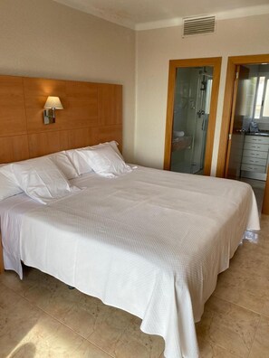 In-room safe, free cribs/infant beds, free WiFi, bed sheets - Aparthotel Solifemar (Castelldefels)