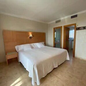 Studio, Terrace, Sea View | In-room safe, free cribs/infant beds, free WiFi, bed sheets - Aparthotel Solifemar (Castelldefels)