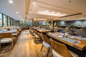 2 restaurants, breakfast, lunch, dinner served; local cuisine - The Capital Hotel (Guntur)