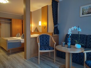 Vierbettzimmer | Allergikerbettwaren, Schreibtisch, schallisolierte Zimmer