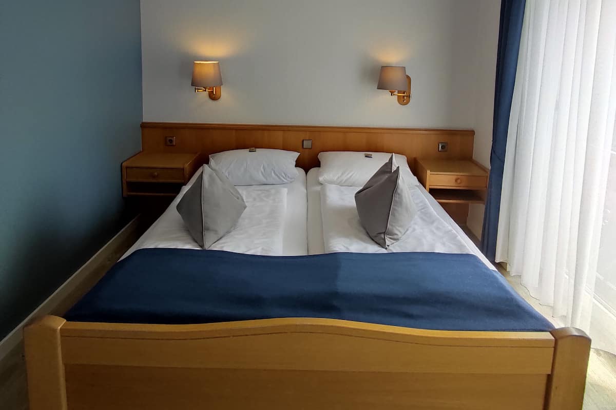 Double Room | Hypo-allergenic bedding, desk, soundproofing, free cribs/infant beds