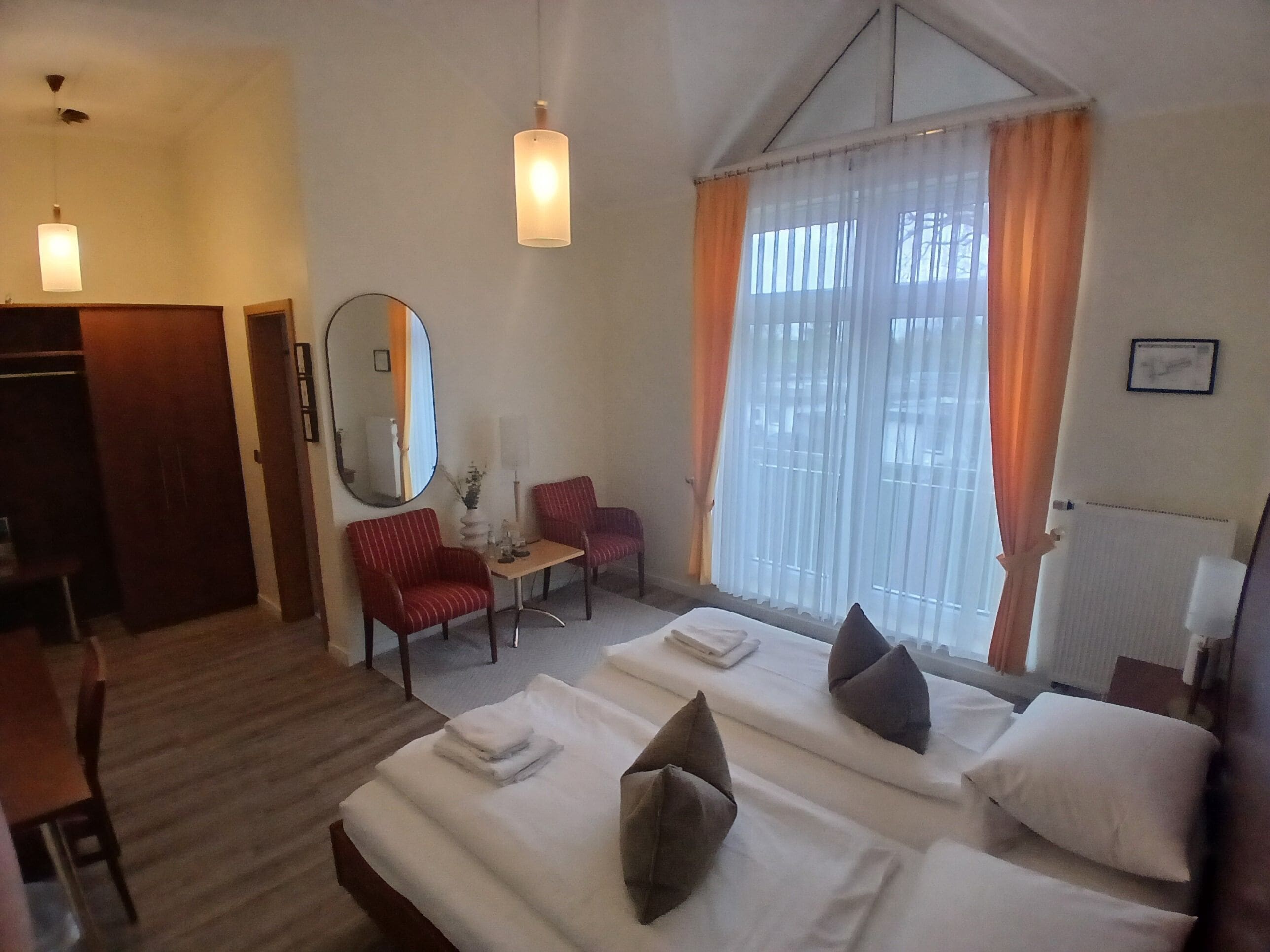 Rom – deluxe | Allergitestet sengetøy, skrivebord og lydisolert