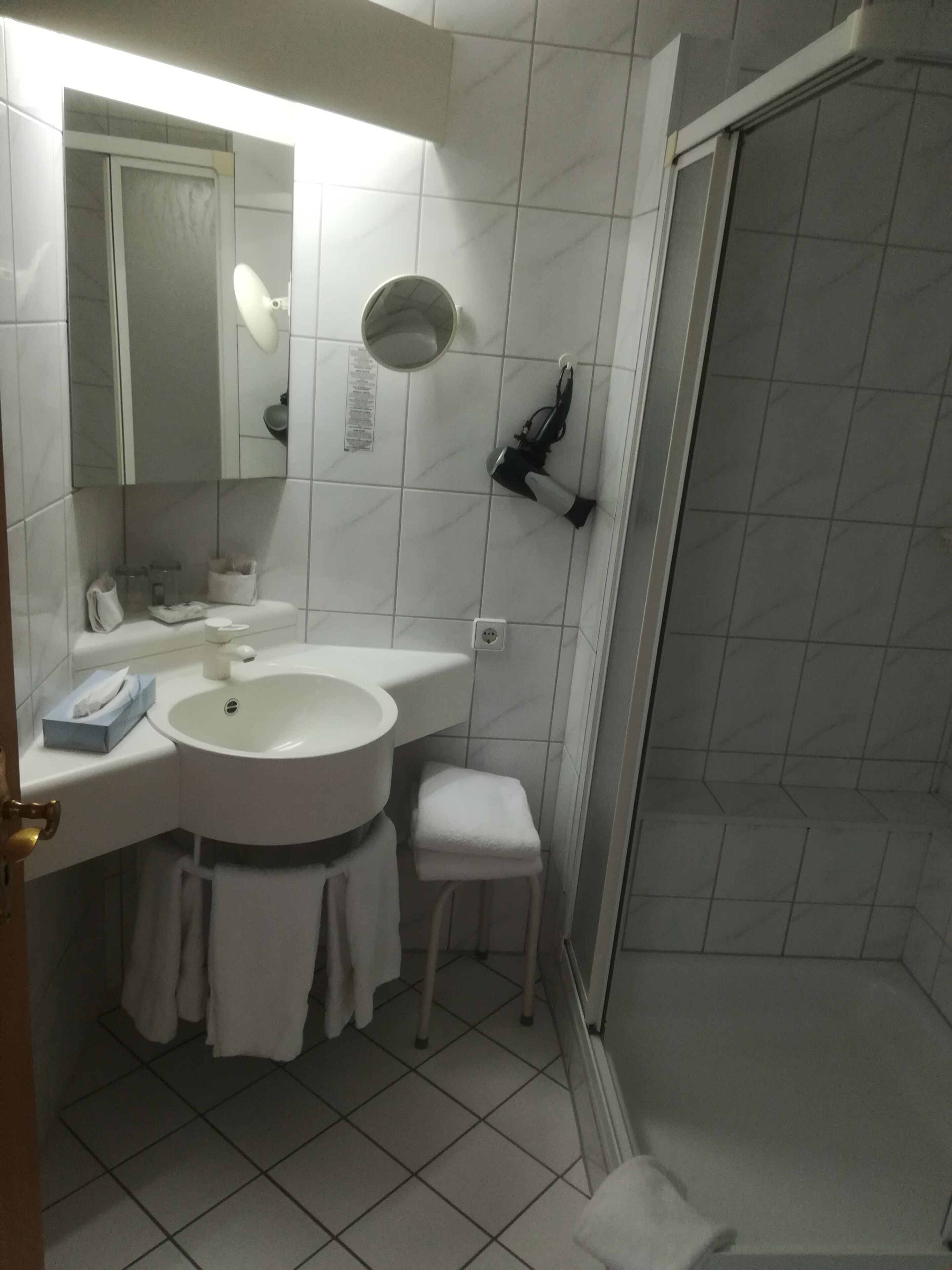triple room | bathroom | shower, free toiletries, hair dryer, towels