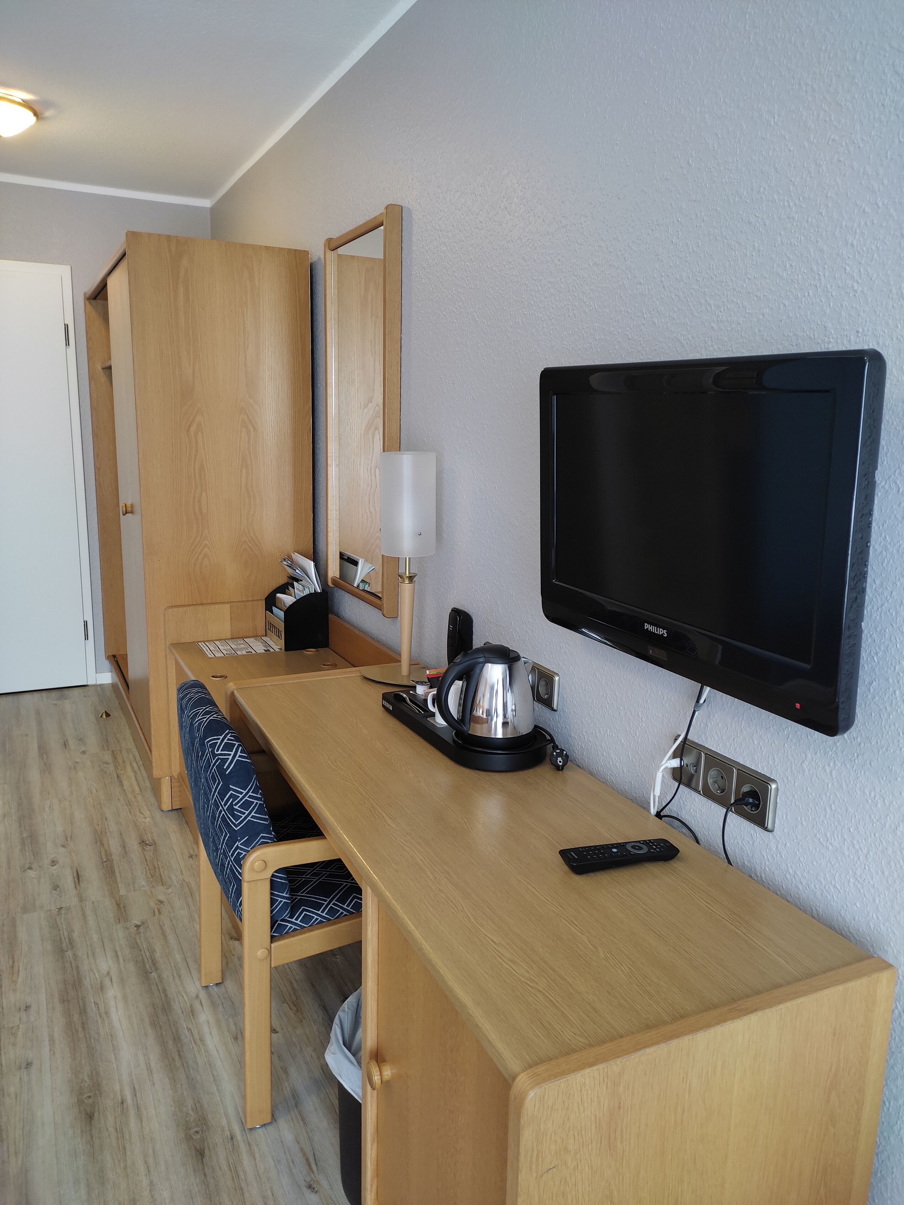 triple room | hypo-allergenic bedding, desk, soundproofing, free cots/infant beds