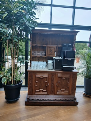 Breakfast buffet - Hotel Zum Märchenwald (Lingen)