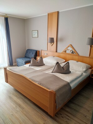 Triple Room | Hypo-allergenic bedding, desk, soundproofing, free WiFi - Hotel Zum Märchenwald (Lingen)