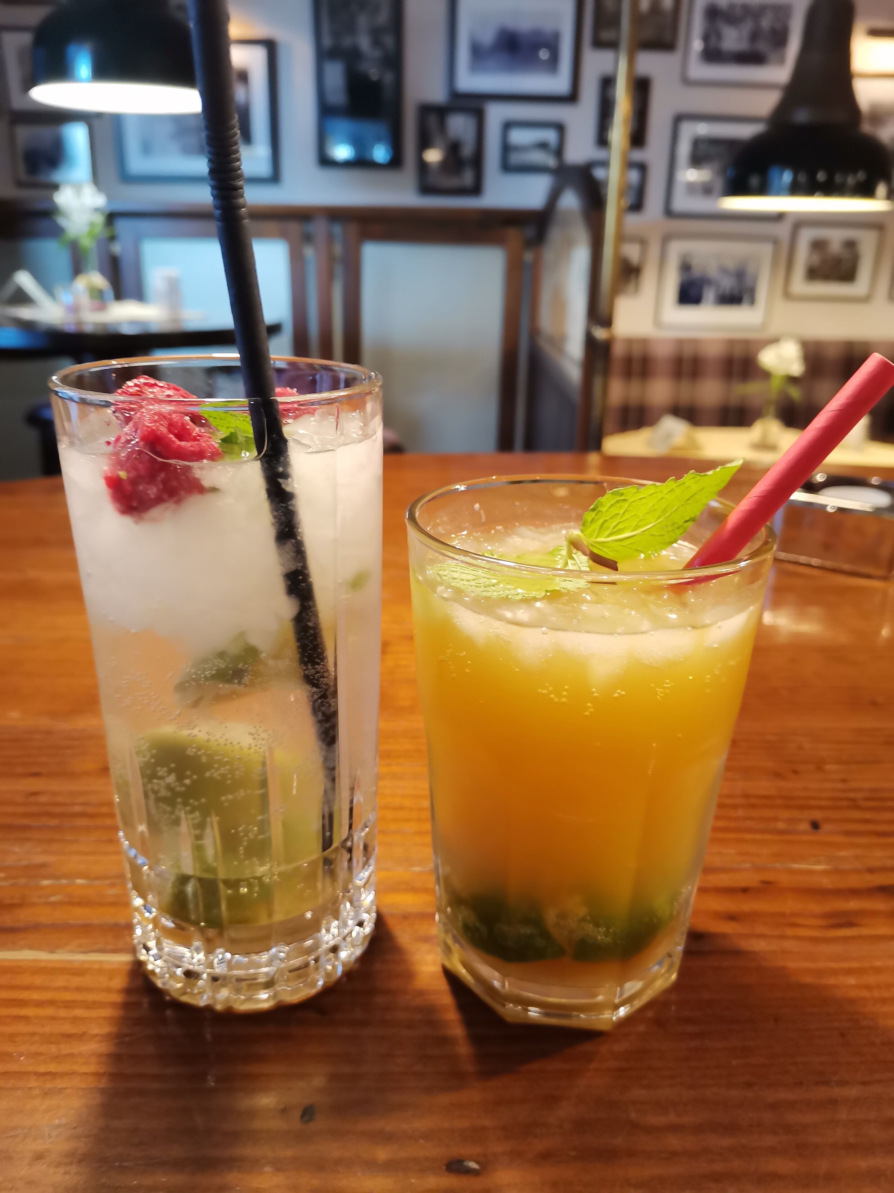Duas bebidas em cima de uma mesa de madeira.