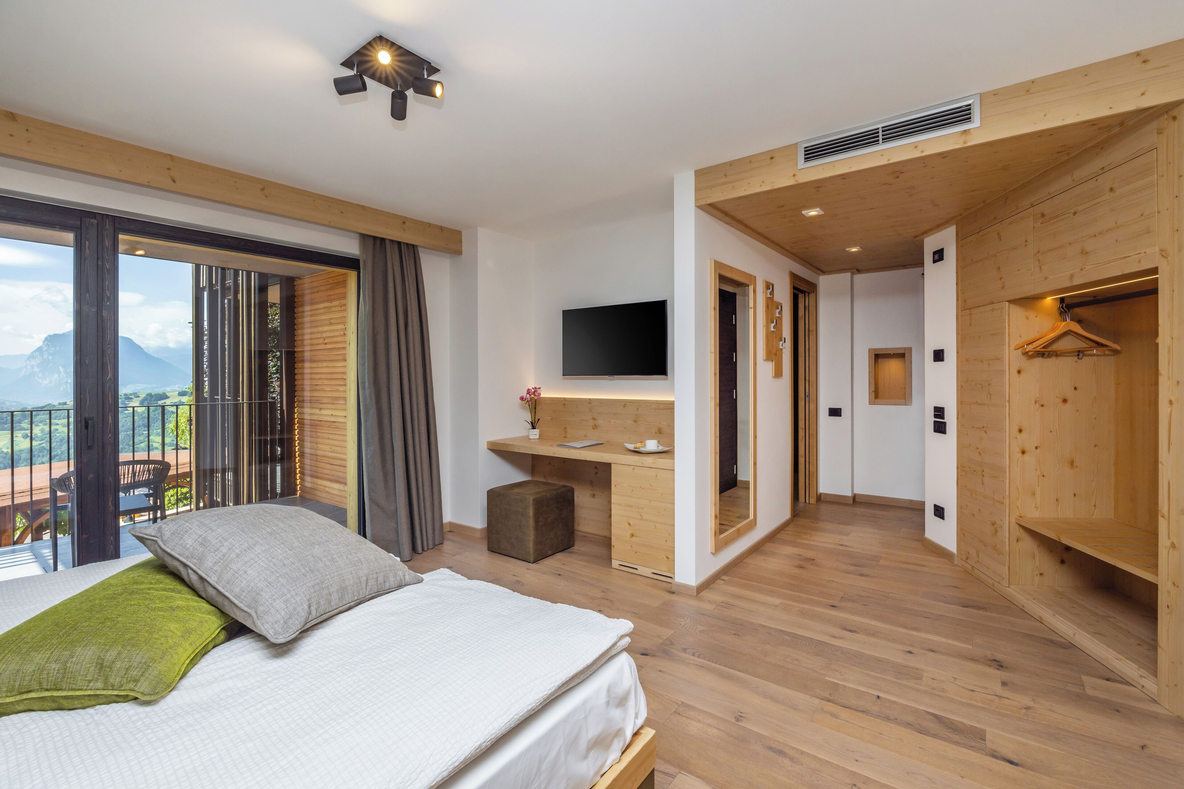 Comfort Quadruple Room | In-room safe, individually furnished, desk, soundproofing