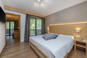 Camera Superior | Una cassaforte in camera, con arredamento individuale, una scrivania