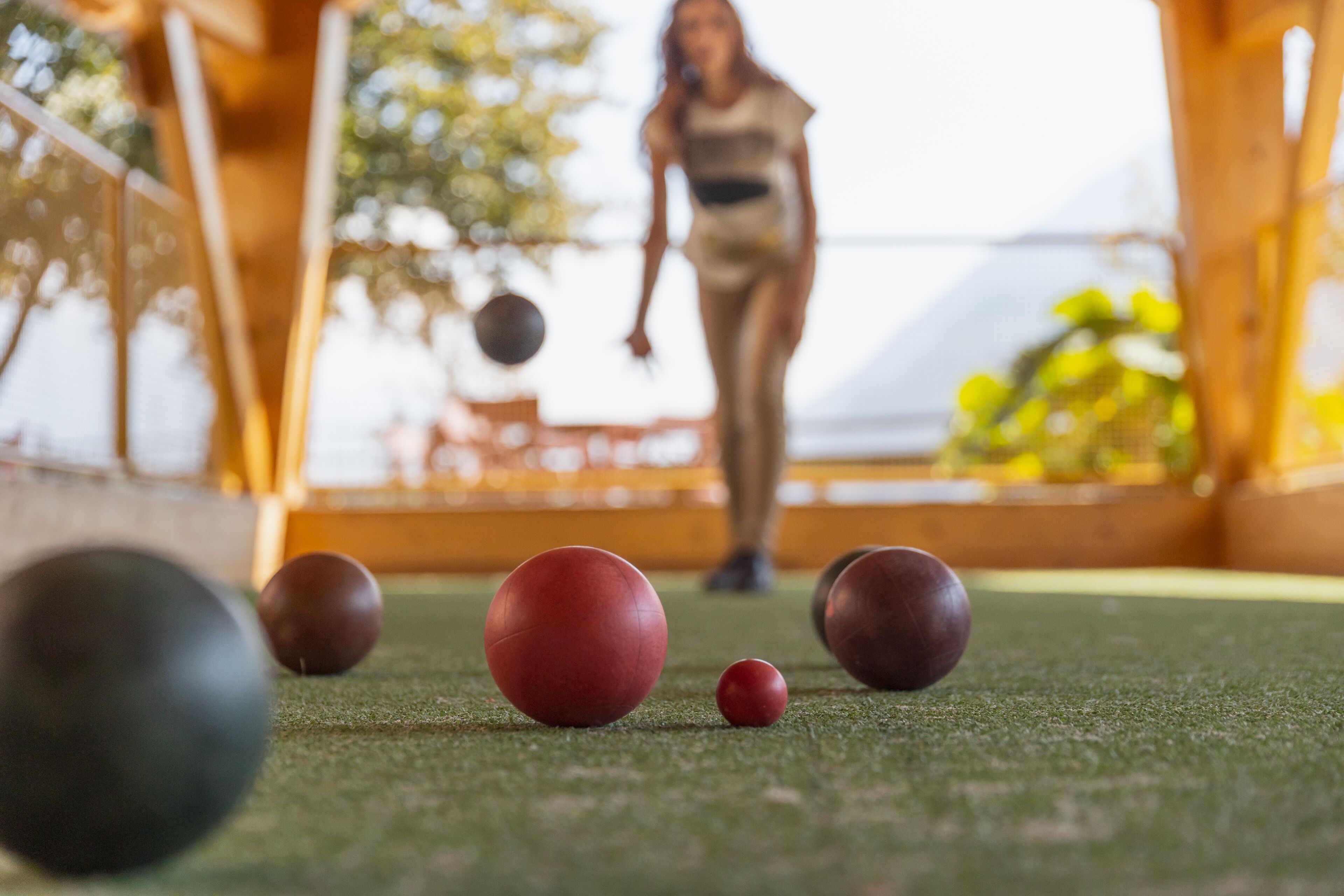 Un gros plan d’une partie de croquet, avec des balles sur un terrain verdoyant.