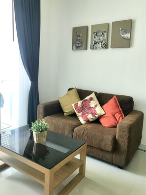 Condo, 1 giường đơn lớn, hút thuốc | Khu phòng khách | TV LCD