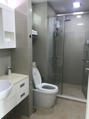 Condo, 1 giường đơn lớn, hút thuốc | Phòng tắm | Buồng tắm vòi sen