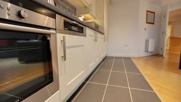 Full-size fridge, microwave, oven, stovetop