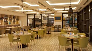 Desayuno continental diario (INR 450 por persona)
