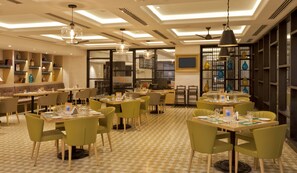 Desayuno continental (INR 450 por persona) 