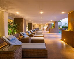 Couples treatment rooms, sauna, hot tub, steam room, body treatments