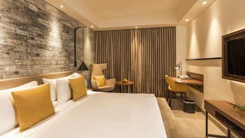 Deluxe Room, 1 King Bed, Non Smoking | Frette Italian sheets, premium bedding, in-room safe, desk