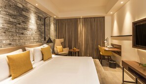 Rom – deluxe, 1 kingsize-seng, ikke-røyk | Italienske Frette-laken, sengetøy av topp kvalitet og safe på rommet