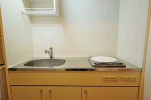 Departamento, 2 camas individuales, para no fumadores | Cocina privada | Refrigerador, parrilla de estufa y utensilios de cocina 