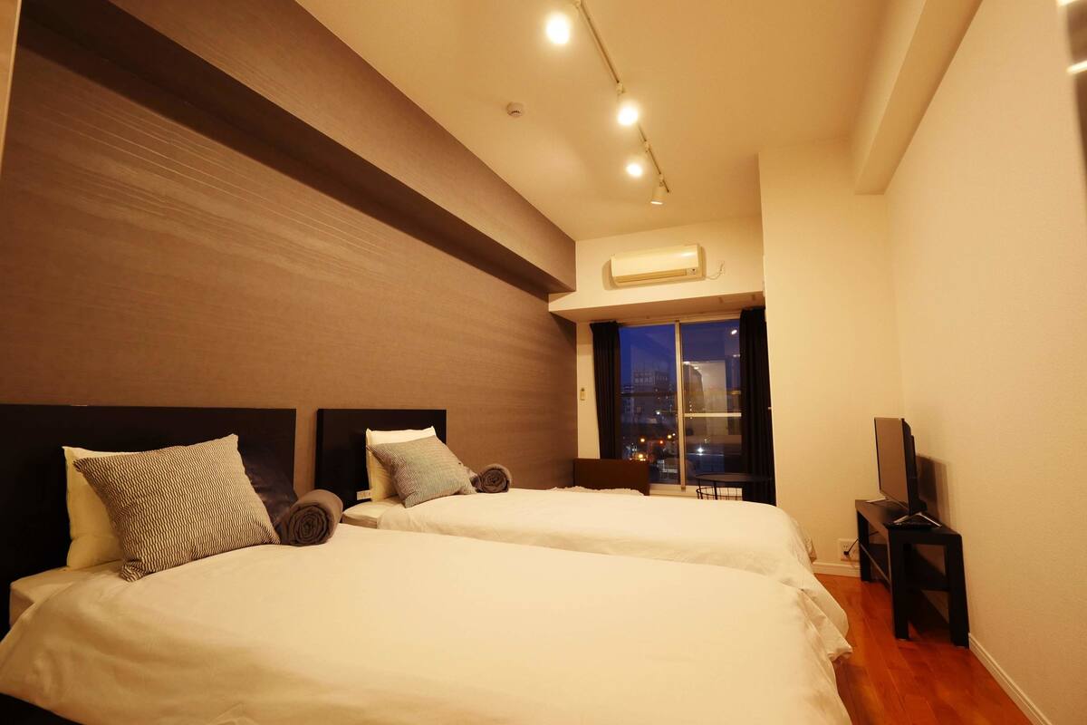 Apartment, 2 Twin Beds, Non Smoking | 1 bedroom, blackout drapes, WiFi (free), individually decorated
