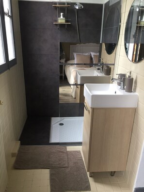 淋浴設備、免費盥洗用品、毛巾