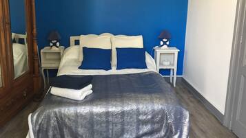 Szoba kétszemélyes ággyal, 1 kétszemélyes ágy, nemdohányzó | Egyedi dekoráció, egyedi berendezés, sötétítőfüggöny és hangszigetelés