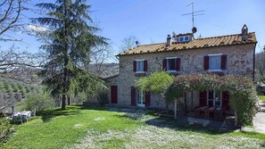 Vista frontal de la propiedad