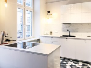 Design suite, Meerdere bedden, niet-roken, uitzicht op de stad | Privékeuken | Een koelkast met diepvriezer, een microgolfoven, een kookplaat