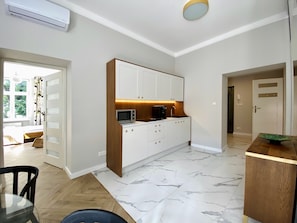 Appartamento Premium, 2 camere da letto, cucina, vista città | Area soggiorno | TV a schermo piatto 50 cm con canali satellitari, TV, lettore DVD