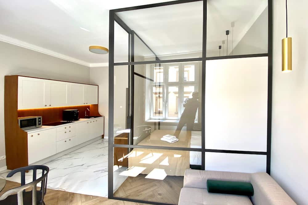 Faust and Mona Lisa Apartments