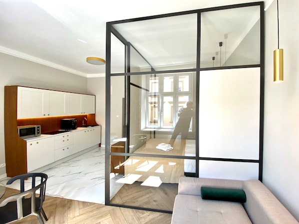 Premium Apartment, 2 Bedrooms, Kitchen, City View | Living area | 50-cm flat-screen TV with satellite channels, TV, DVD player - Faust and Mona Lisa Apartments (Kraków)