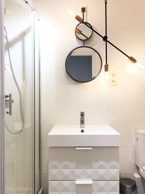 Design Suite, Multiple Beds, Non Smoking, City View | Bathroom