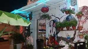 Front of property – evening/night - La Vie En Rose Melaka - Hostel (Malacca City)