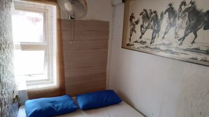 Basic Queen Room - La Vie En Rose Melaka - Hostel (Malacca City)