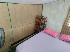 Basic-Zimmer, 1 Queen-Bett | Kostenloses WLAN, Bettwäsche