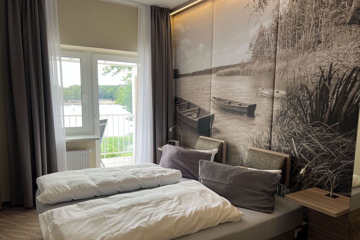 Tweepersoonskamer, balkon, uitzicht op meer | Kamervoorziening