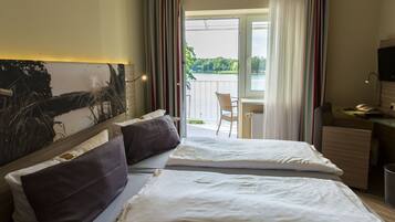 Chambre Double, balcon, vue lac | Minibar, coffres-forts dans les chambres, bureau, rideaux occultants